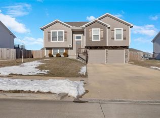 1102 NW 3rd St, Oak Grove, MO 64075