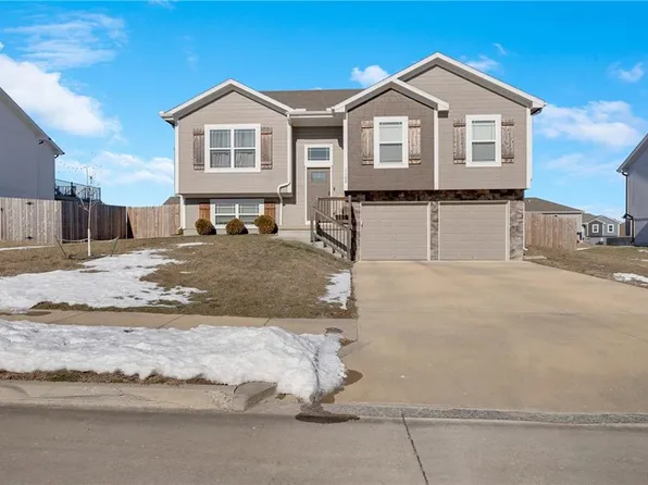 1102 NW 3rd St, Oak Grove, MO 64075