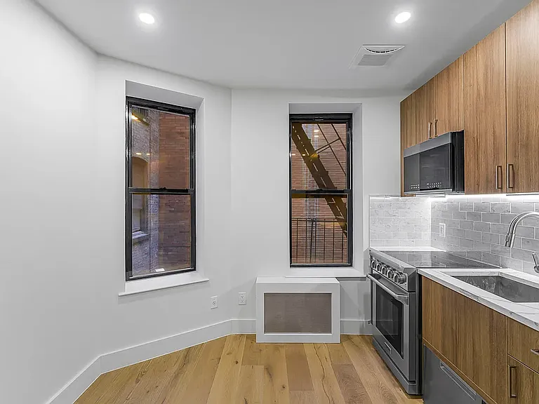 82-86 W Washington Pl #2D — Photo 6