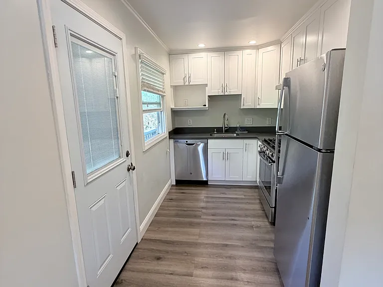 609 Rollins Rd — Photo 10