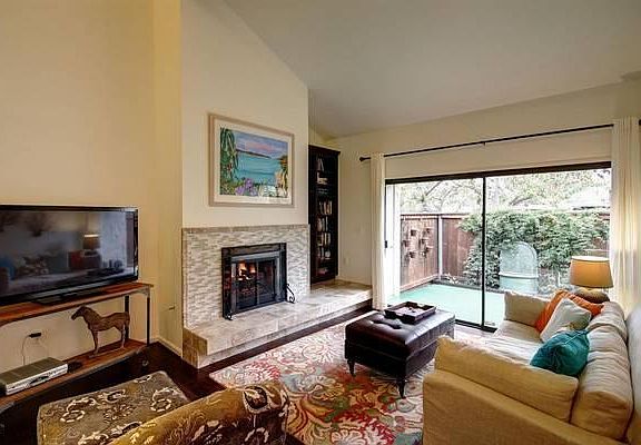 Working stone fireplace - spacious outdoor patio - super quiet!
