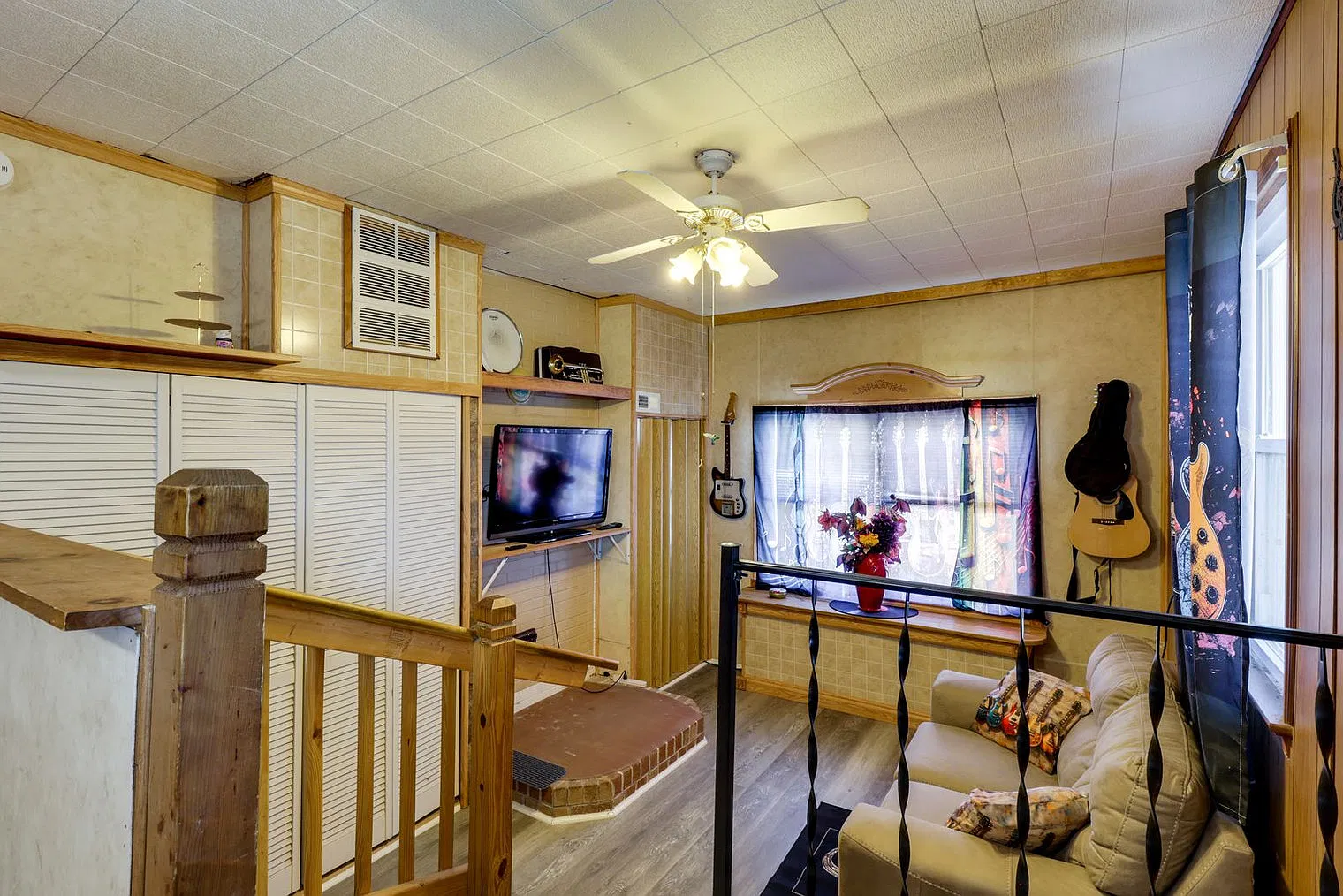 3 bed, 2.0 bath, 1593 sqft, $3,612 — Photo 2