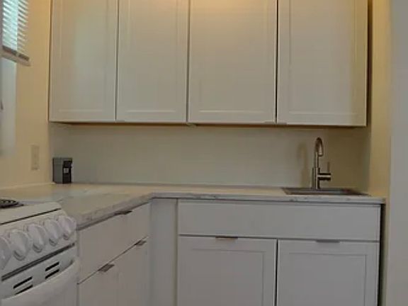 3rd image of 10 W 49th St
