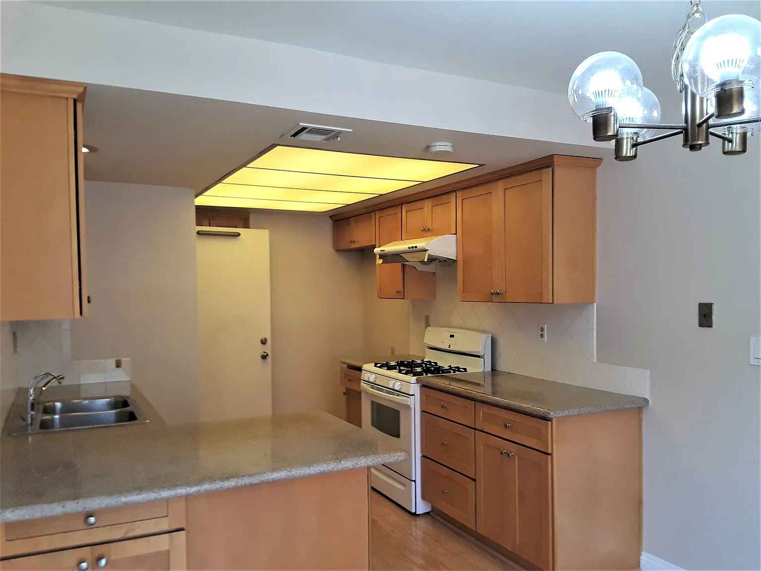 4 bed, 1514 sqft, $3,185 — Photo 3