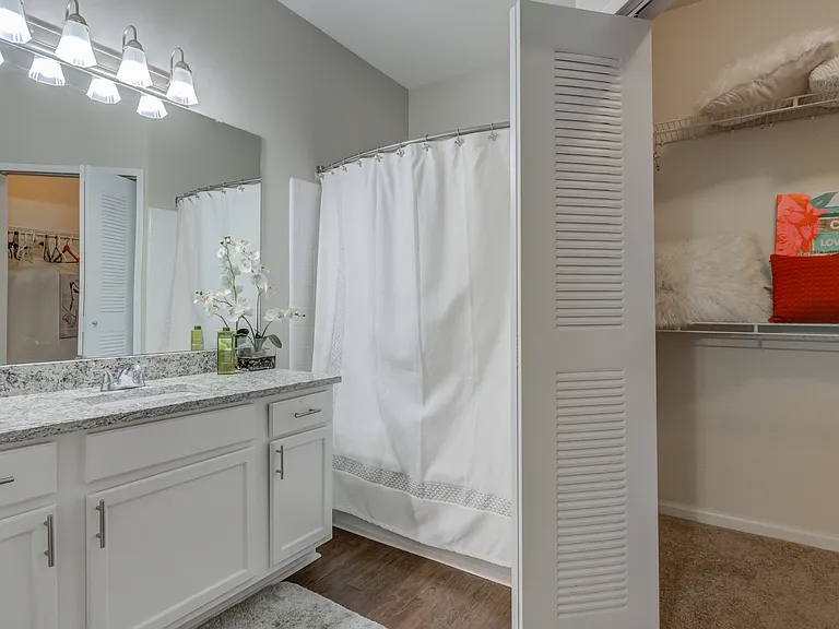 Water's Edge Apartment Homes — Photo 15