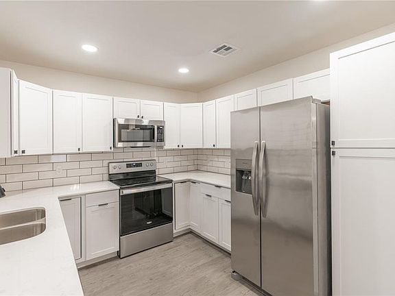 5th image of 568 Parkhill Cir