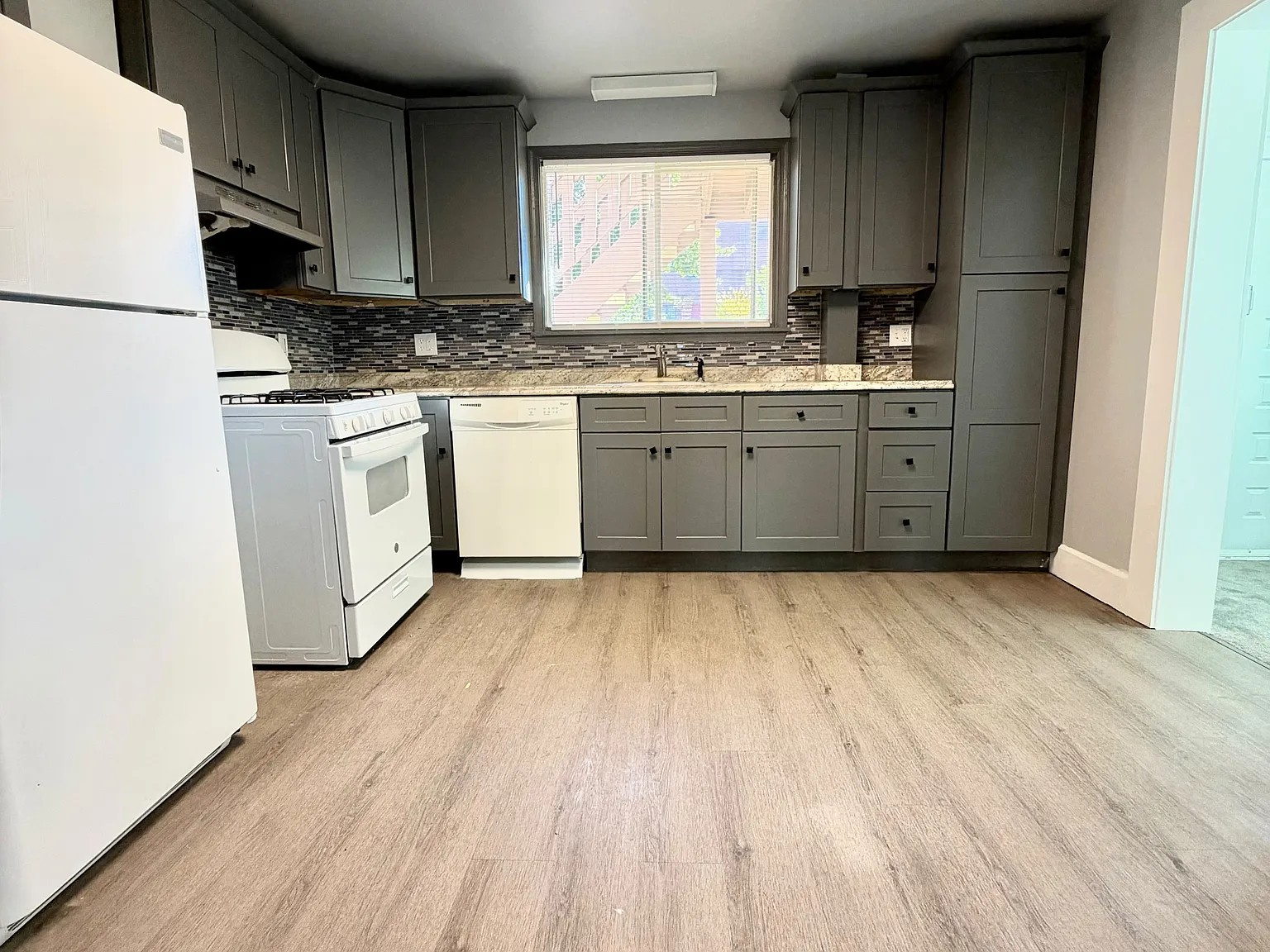 3 bed, 1150 sqft, $1,600 — Photo 2