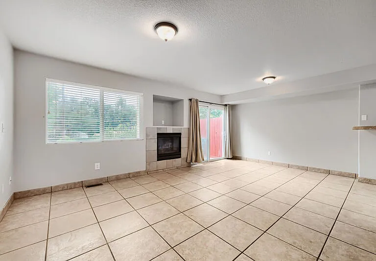 330 Graceland Grv — Photo 2
