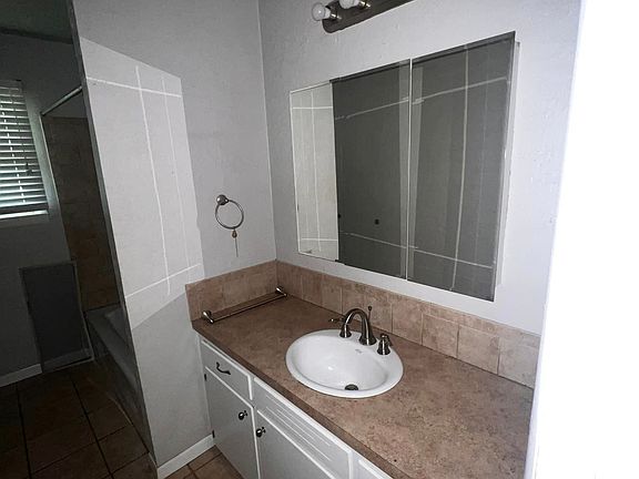 4th image of 28 NW 40th St