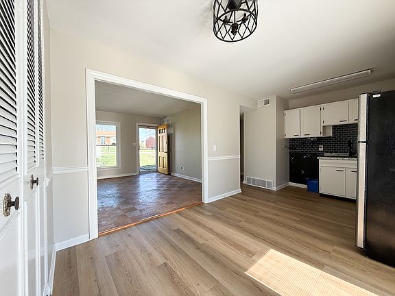 3rd image of 10008 Harlech Ln