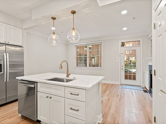 3rd image of 2620 Clarendon Blvd