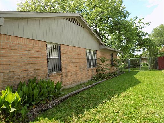 3rd image of 7893 Pecan Villas Dr