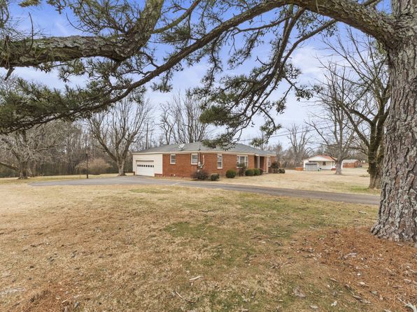 19 W Point Dr, Fayetteville, TN 37334