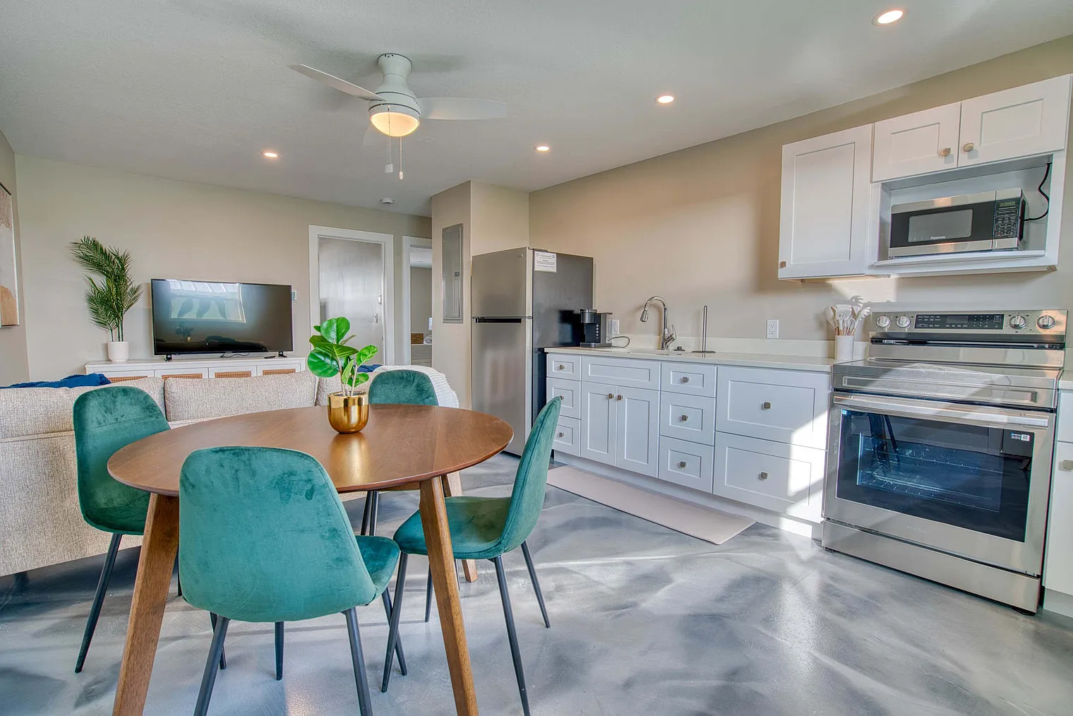 2 bed, 1.0 bath, $3,562 — Photo 2