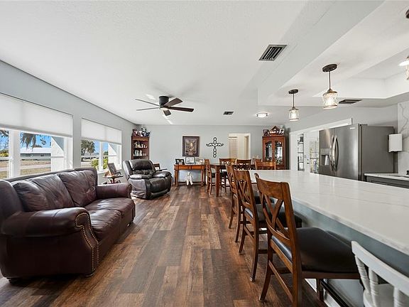 3rd image of 405 Ridgecrest Dr