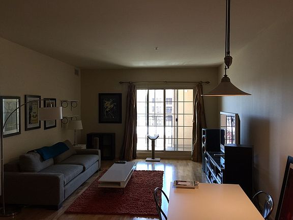 5th image of 925 N Lincoln St #8C-S