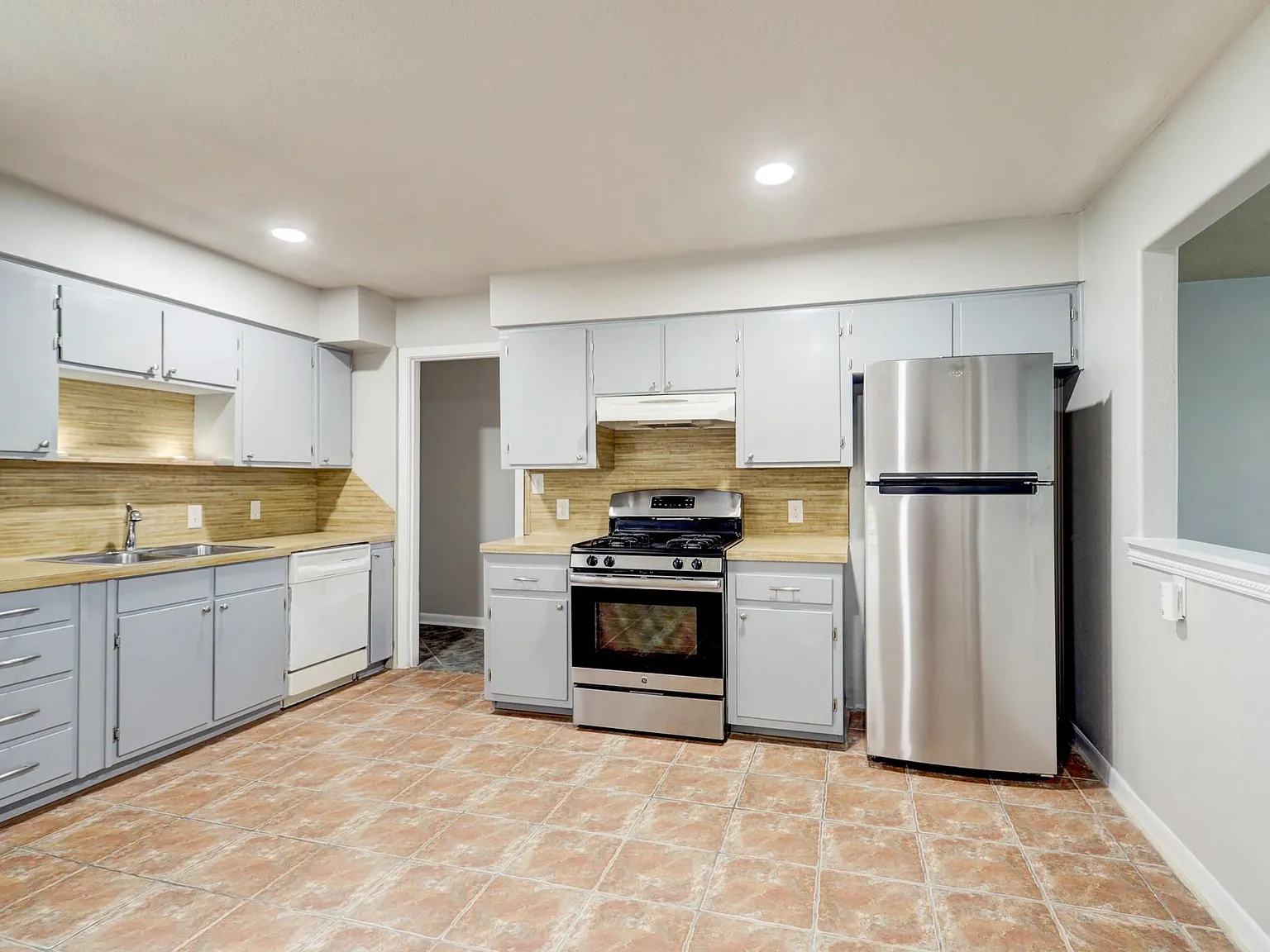 3 bed, 1.0 bath, 1030 sqft, $1,575 — Photo 4