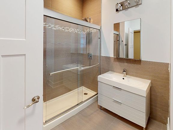 4th image of 1027 E Hyde Park Blvd #1A