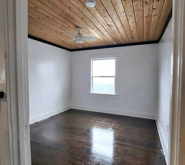 1661 W 36th Pl — Photo 4