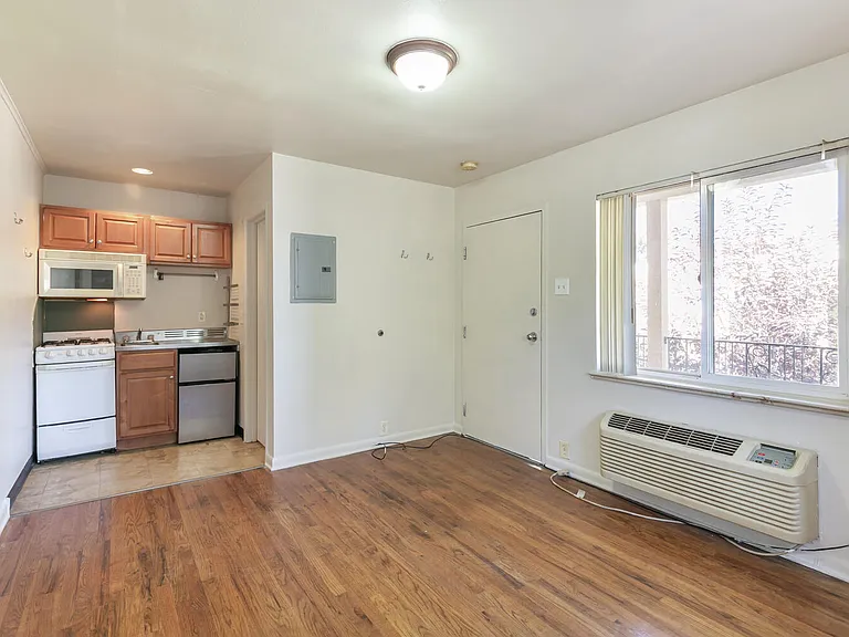 901 N Jasmine St — Photo 4