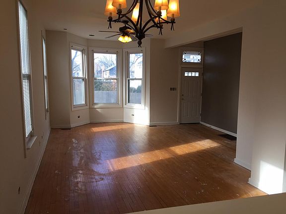 3rd image of 3301 N Oakley Ave #1
