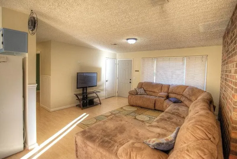 3 bed, 1.5 bath, 1256 sqft, $2,350 — Photo 3