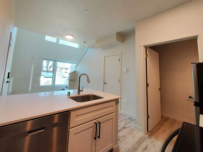810 Yakima — Photo 5