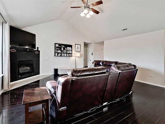 4th image of 13 Leland Ln
