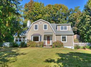 11 Lakeside Dr, Katonah, NY 10536