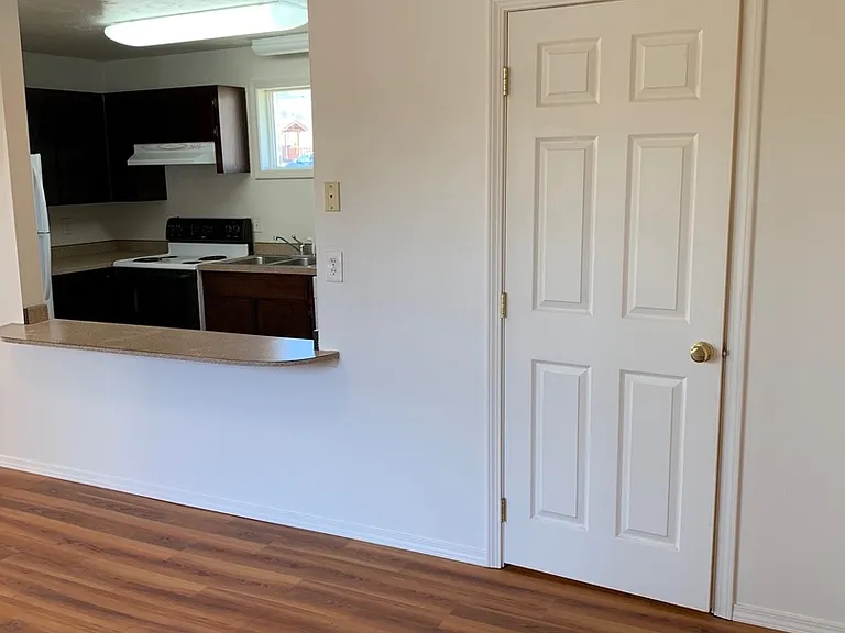 322 SW 10th St — Photo 5