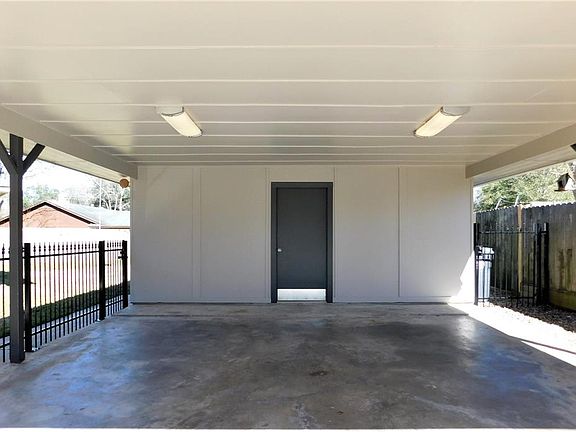Workshop is just beyond the door. Recent paint and lighting.