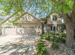 604 N Oak Ridge Rd, Brandon, SD 57005