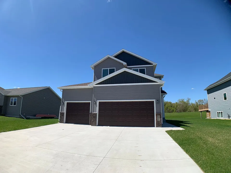 1360 Goldenwood Dr NW