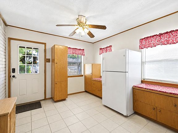 5th image of 215 Mineola St