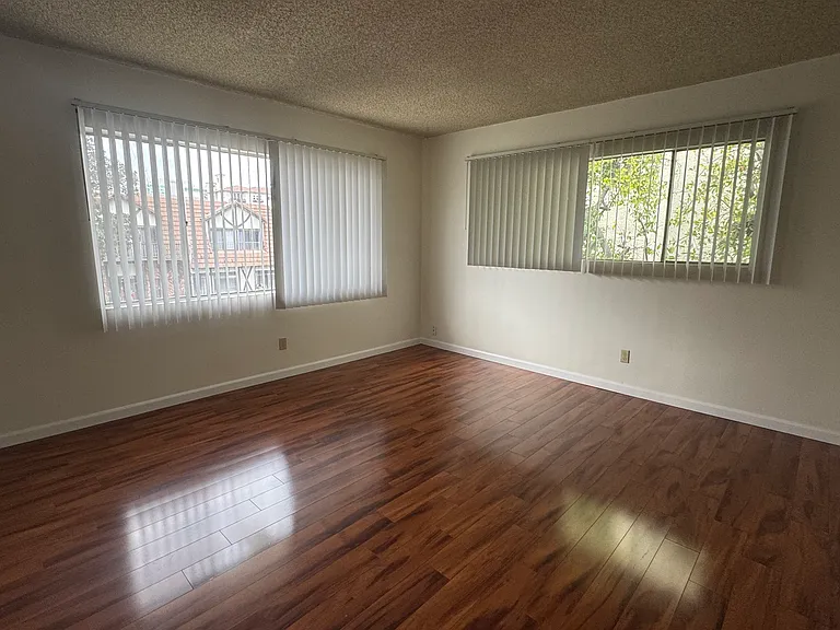 244 S El Molino Ave — Photo 35