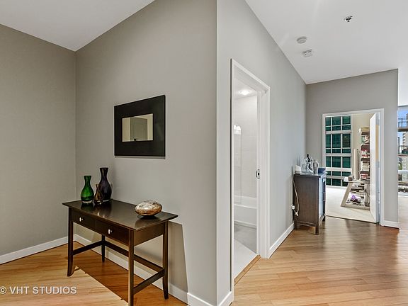 4th image of 653 N Kingsbury St APT 1205