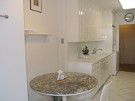 5th image of 27110 Grand Central Pkwy APT 3H