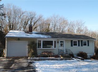 14 Greenbriar Ln, Newtown, CT 06470