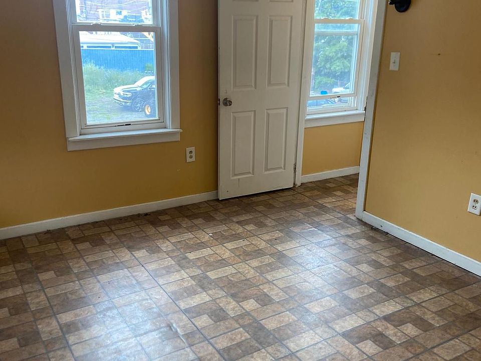 2nd image of 1152 Moss St #F