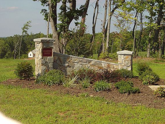 2nd image of Sugartree Manor Dr