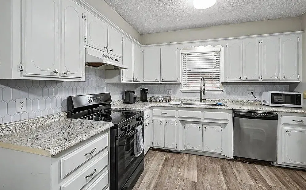 4 bed, 1400 sqft, $2,200 — Photo 2