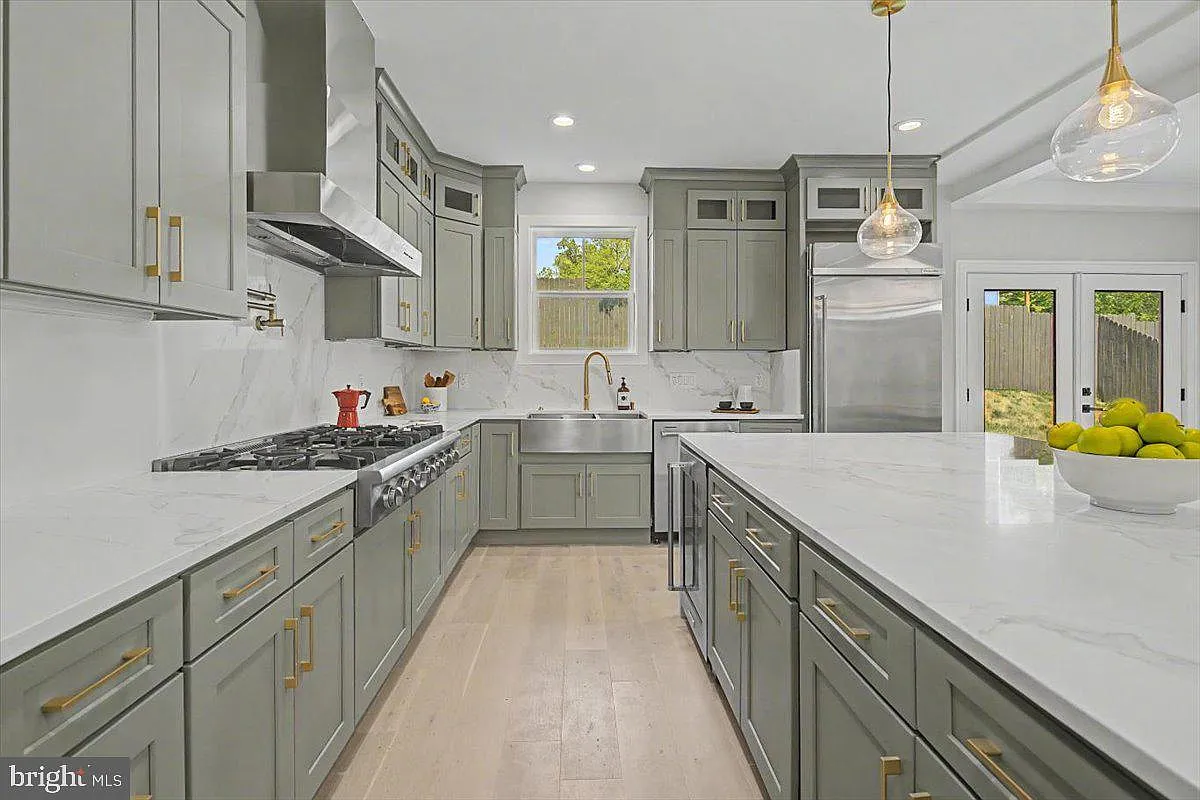 6 bed, 5.5 bath, 5450 sqft, $9,500 — Photo 4