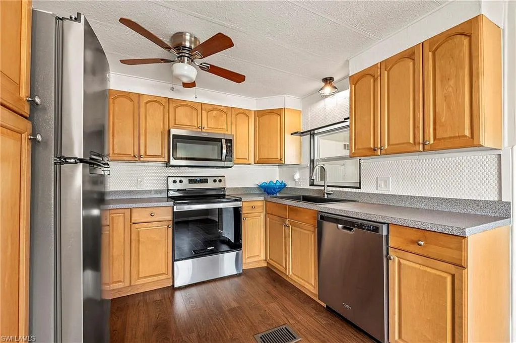2 bed, 2.0 bath, 960 sqft, $1,700 — Photo 3