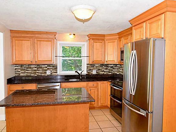 4th image of 11 Woodlawn Dr