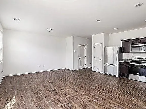 3 bed, 2.5 bath, 1420 sqft, $1,600 — Photo 2