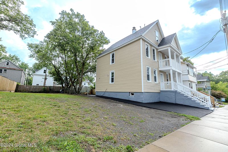3rd image of 444 Manhattan Street