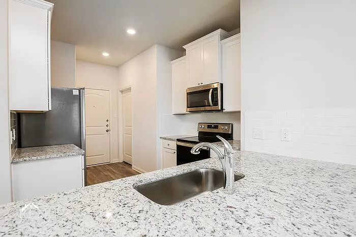 3 bed, 2.0 bath, 1358 sqft, $2,330 — Photo 4