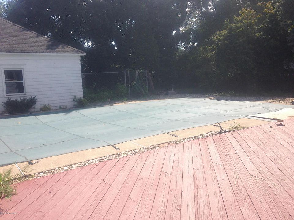 2nd image of 74 Old River Rd