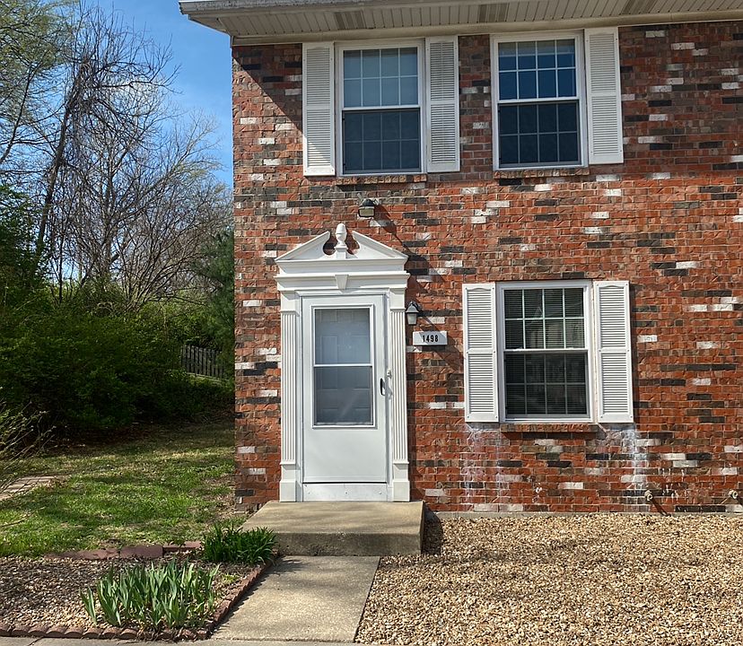 End unit townhome in this full brick 4-family building.
