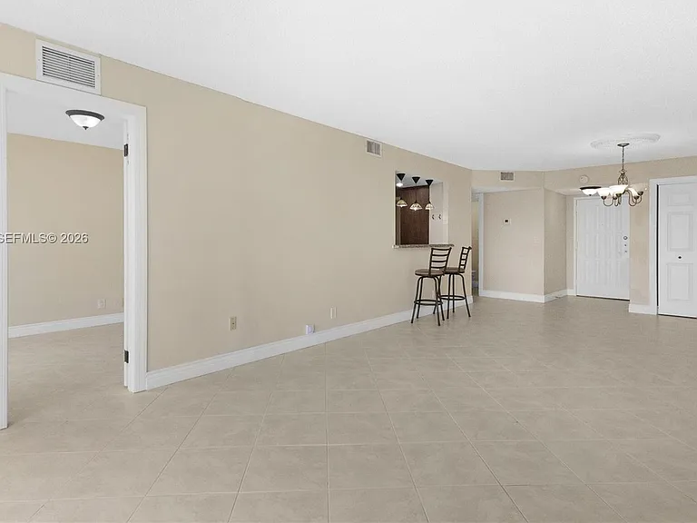 200 Leslie Dr #902 — Photo 4